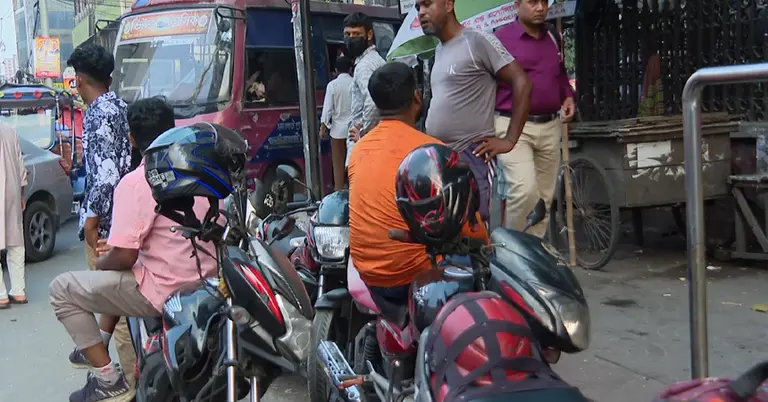 যাত্রীর অপেক্ষায় রাইড শেয়ারিং চালকরা